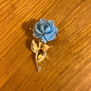 Blue rose silver tone brooch with roll over clasp